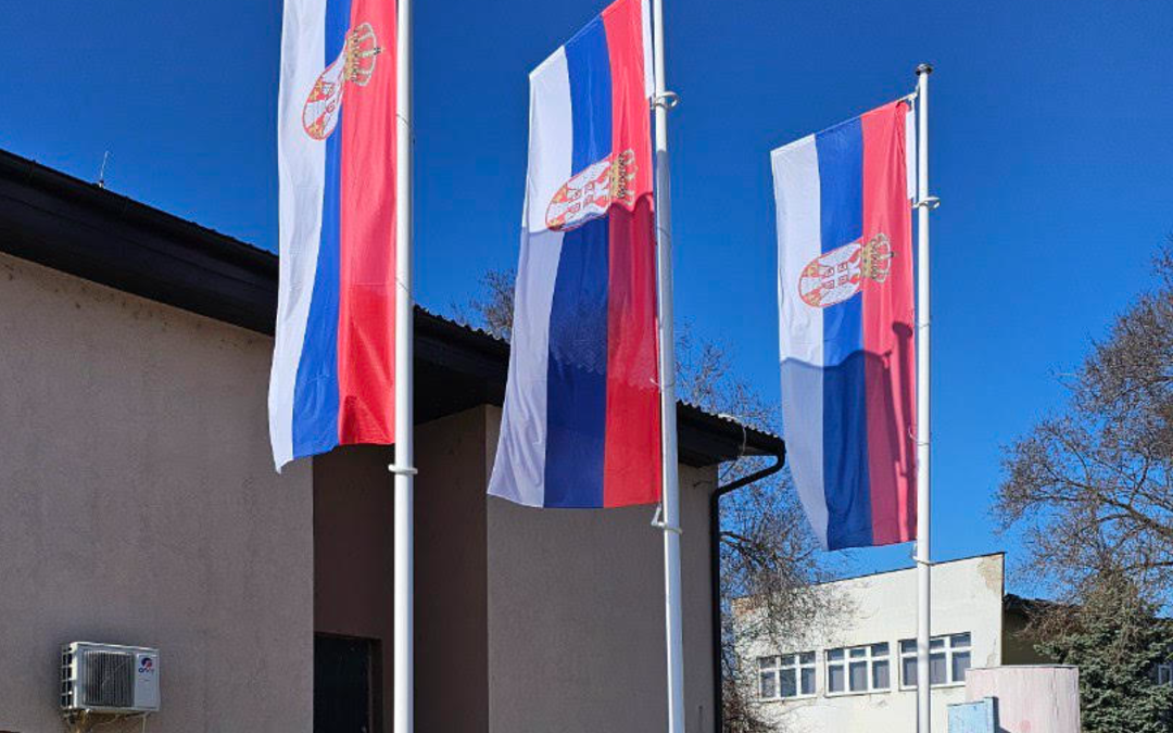 Postavljeni novi jarboli sa državnim zastavama u Bačincima